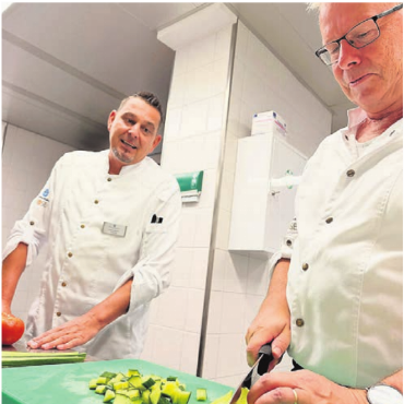 Zum Gemüserüsten reicht es - Der Chef kontrolliert, dass der Gehilfe die Gurken auch schön gleichmässig schneidet.