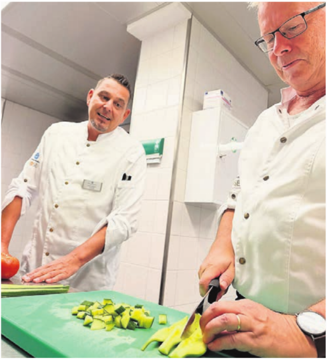 Der Chef kontrolliert, dass der Gehilfe die Gurken auch schön gleichmässig schneidet. Der Chef kontrolliert, dass der Gehilfe die Gurken auch schön gleichmässig schneidet.