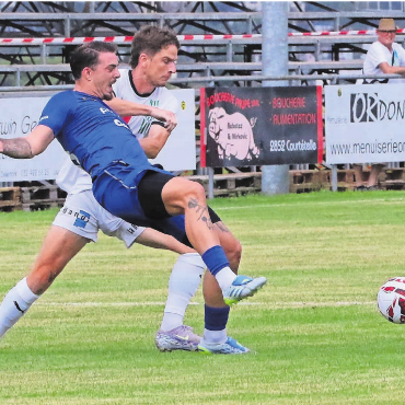 Von wegen Normalo - Milos Grujicic (in Blau) kämpft in Courtételle um den Ball. Dann musste er mit einem Cut an der Stirn ausgewechselt werden. Bild: Josip Lasic