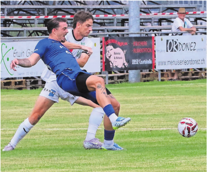 Milos Grujicic (in Blau) kämpft in Courtételle um den Ball. Dann musste er mit einem Cut an der Stirn ausgewechselt werden. Bild: Josip Lasic Milos Grujicic (in Blau) kämpft in Courtételle um den Ball. Dann musste er mit einem Cut an der Stirn ausgewechselt werden. Bild: Josip Lasic