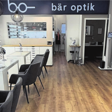 Bär Optik Bremgarten feiert Neueröffnung - Das klimatisierte Ladenlokal sorgt für eine angenehme Einkaufsatmosphäre, gleichzeitig ist mehr Platz für Beratung und Service.
Bild: zg