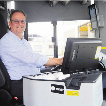 Täglich Gelassenheit üben - Jens Malek begrüsst gerne Passagiere beim Busfahren. Bilder: Roger Wetli