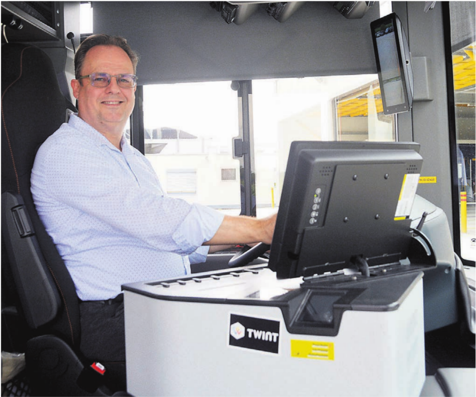 Jens Malek begrüsst gerne Passagiere beim Busfahren. Bilder: Roger Wetli - Das Bild wird blockiert. – Möglicherweise durch einen aktiven Adblocker.