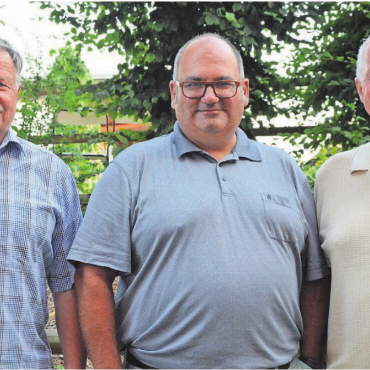 Oberrüti ist skeptischer - Sie stehen hinter der Erweiterung der Deponie Babilon in nördliche Richtung, von links: Josef Wanner (ilu AG), Theo Kern (Gemeindeammann Dietwil) und Dieter Greber (Verwaltungsratspräsident Deponie Freiamt AG). Bild: Annemarie Keusch