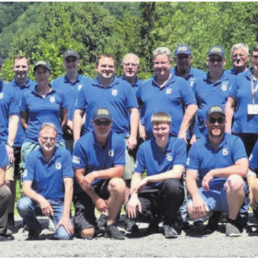 32-mal kranzgeschmückt - Gruppenbild der Boswiler Schützinnen und Schützen auf dem Schiessplatz in Schiers. Bild: zg