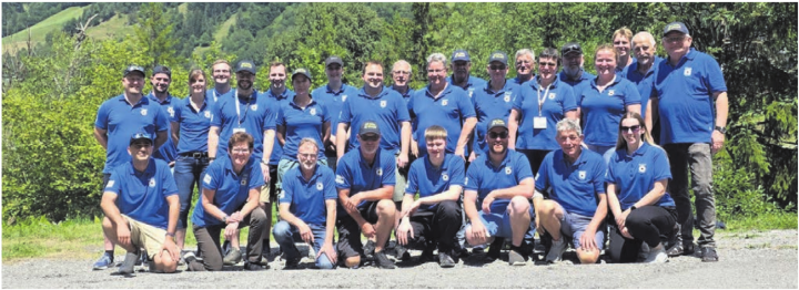 Gruppenbild der Boswiler Schützinnen und Schützen auf dem Schiessplatz in Schiers. Bild: zg