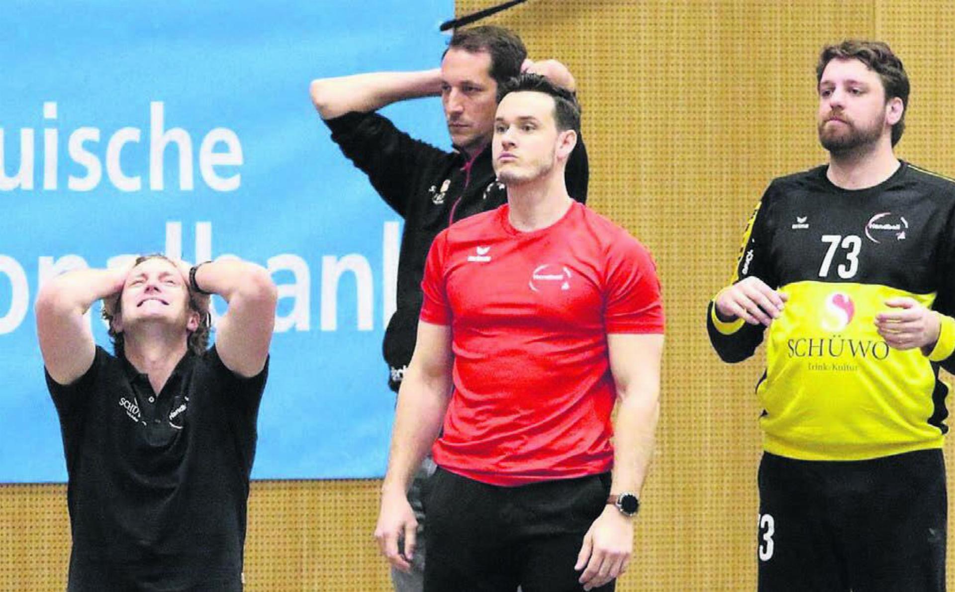 Zum Haareraufen Verzweifelte Gesichter Auf Der Bank Von Handball